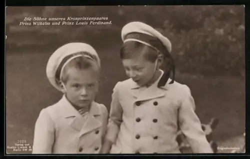 AK Prinz Louis Ferdinand von Preussen mit seinem Bruder Prinz Wilhelm bei einem Spaziergang