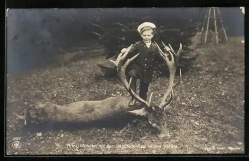 AK Prinz Wilhelm von Preussen mit den Jagdtrophäen seines Vaters