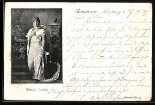 AK Königin Luise von Preussen mit Mantel auf einer Treppe stehend
