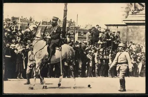 AK Französischer Soldat zu Pferde bei einer Parade