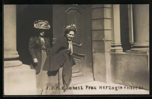 AK Herzogin von Modena vor einer Tür