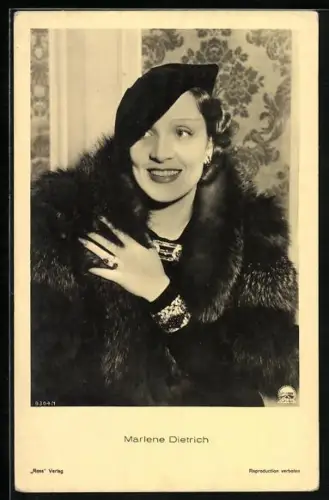 AK Schauspielerin Marlene Dietrich mit Pelz