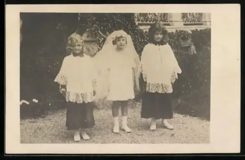 Foto-AK Erzherzogin Charlotte von Österreich mit ihren Geschwistern