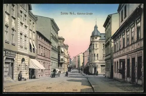 AK Sorau /N.-L., Geschäfte in der Bahnhof-Strasse
