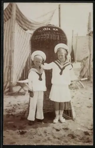Foto-AK Grado, Kinder in Matrosenanzügen am Strand