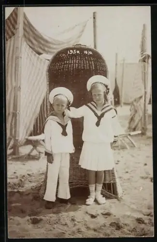 Foto-AK Grado, Kinder in Matrosenanzügen am Strand