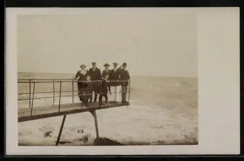 Foto-AK Grado, Menschen am Meer