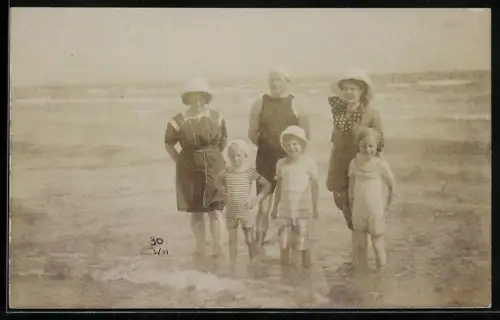 Foto-AK Grado, Menschen am Meer