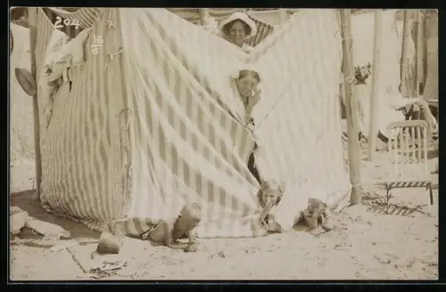 Foto-AK Grado, Menschen am Strand