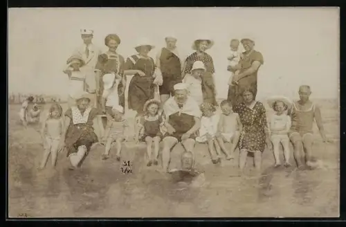 Foto-AK Grado, Gruppenbild von Menschen in Bademode