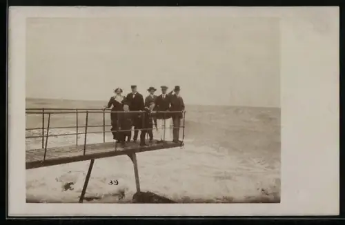 Foto-AK Grado, Menschen am Meer