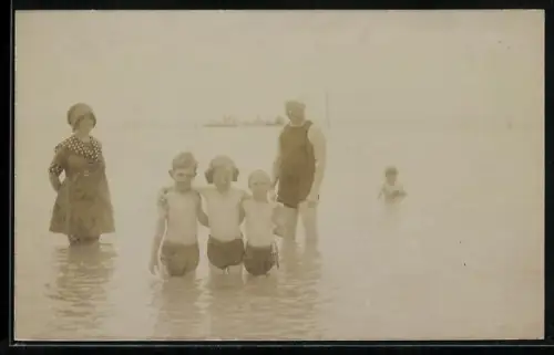 Foto-AK Grado, Menschen im Meer