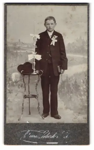 Fotografie Eduard Sieberknecht, Villingen, Brigachstrasse 7, Junge mit Kerze und Buch