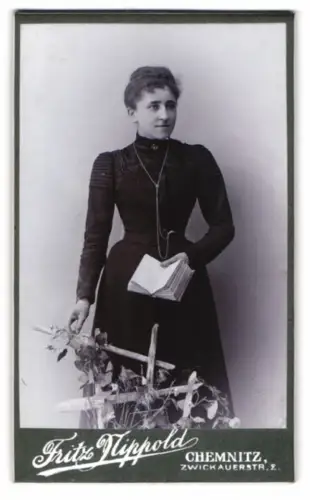 Fotografie Fritz Nippold, Chemnitz, Zwickauerstr. 2, Dame mit Buch im Atelier