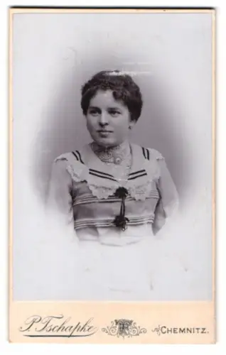 Fotografie P. Tschapke, Chemnitz, Zschopauer Str. 79, Porträt einer Frau in eleganter Garderobe