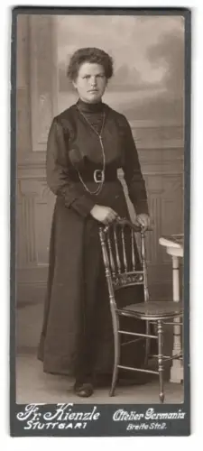 Fotografie Fr. Kienzle, Stuttgart, Breite Str. 2, Dame mit Stuhl