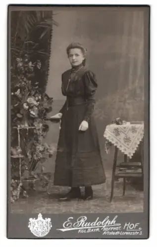 Fotografie E. Rudolph, Hof, Altstadt-Lorenzstrasse 3, Mädchen in dunklem Kleid mit Buch