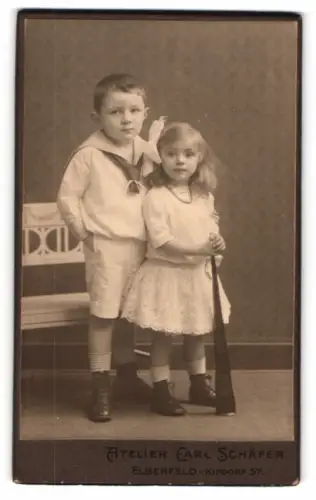 Fotografie Carl Schäfer, Elberfeld, Kipdorf 57, Zwei Kinder im Atelier