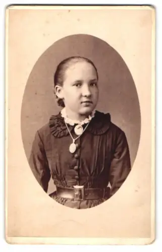 Fotografie Werzinger Sohn, Baden-Baden, Mädchen mit Medaillon im Porträt
