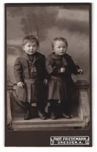 Fotografie Friedemann, Dresden, Rosenstrasse 48, Zwei Kinder in Kleidern