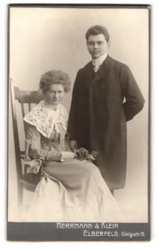 Fotografie Herrmann & Klein, Elberfeld, Königstrasse 13, Paar in eleganter Kleidung