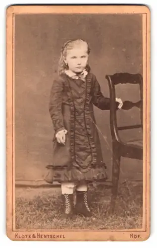 Fotografie Klotz & Hentschel, Hof, In der Allee, Porträt eines jungen Mädchens