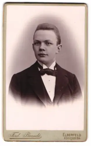 Fotografie Ferd. Brandt, Elberfeld, Königsstr. 64, Porträt eines jungen Mannes