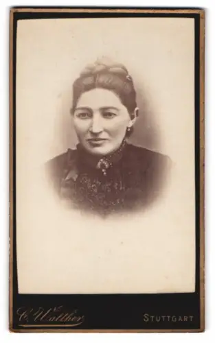 Fotografie C. Walther, Stuttgart, Olgastrasse 22, Porträt einer eleganten Dame