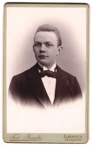 Fotografie Ferd. Brandt, Elberfeld, Königstrasse 64, Porträt eines jungen Mannes
