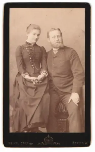 Fotografie Heinr. Graf, Berlin W, Leipzigerstr. 8, Elegantes Paar im Atelier