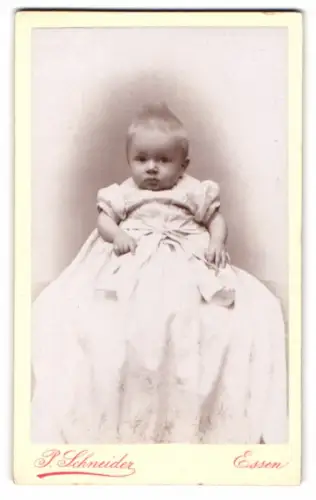 Fotografie P. Schneider, Essen, Kettwigerstrasse 38, Porträt eines Kleinkindes
