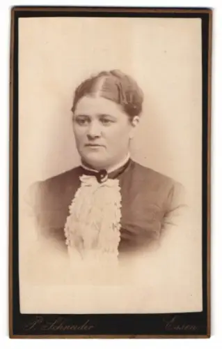Fotografie P. Schneider, Essen, Kettwigerstrasse 38, Porträt einer eleganten Frau