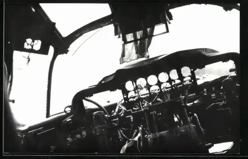 Fotografie Flugzeug Nord, Elbeflug Wrack des Zweimotorigen Hochdecker's, Cockpit