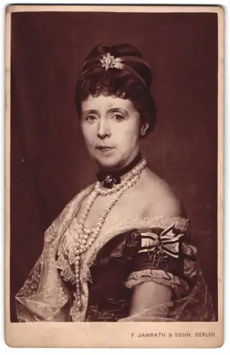 Fotografie F. Jamrath & Sohn, Berlin, Portrait Kaiserin Augusta von Preussen mit Louisenorden an Damenschleife