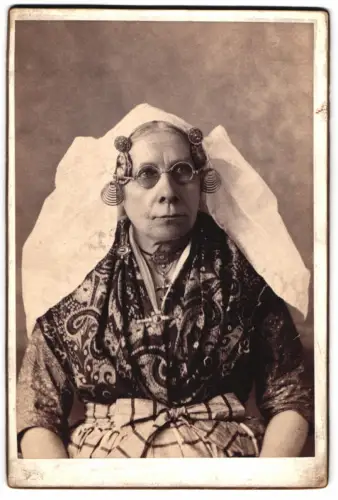 Fotografie holländische Tracht, die Leiterin der holländischen Waffelbäckerei in der Theater & Musikausstellung