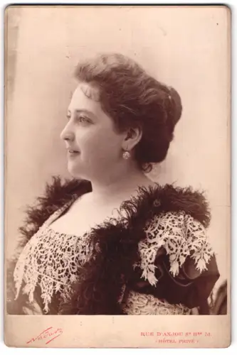 Fotografie Nadar, Paris, Schauspielerin Lola Beith im Kleid, 1893