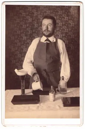 Fotografie unbekannter Fotograf und Ort, Fotograf bei der Entwicklung seiner Fotografie, Fotoschale, Chemiekalien, Lack