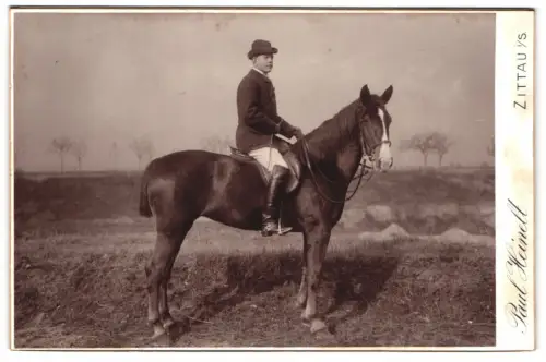 Fotografie Paul Heinelt, Zittau, junger Mann auf seinem Pferd in Dresden, 1902