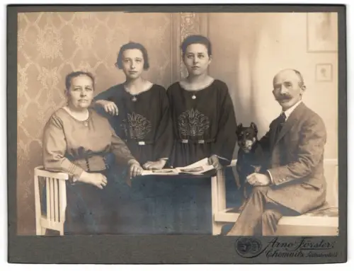 Fotografie Arno Förster, Chemnitz, Mutter und Vater mit ihrem Töchter und dem Hund auf dem Schoss