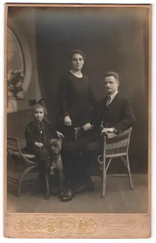 Fotografie W. Gerlich, Nowawes, junge brandenburgische Familie mit ihrem Familienhund im Atelier