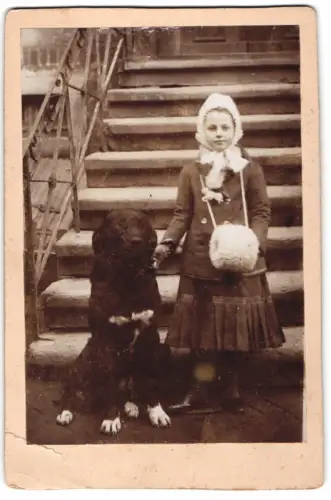 Fotografie junges Mädchen Hilda mit ihrem schwarzen grossen Hund, Hilde ist 1945 bei Luftangriff umgekommen