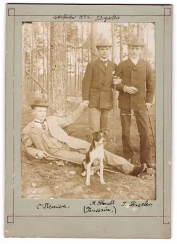 Fotografie drei junge Männer C. Remien, A. Schmidt & J. Penseler mit ihrem Hund im Wald, 1894