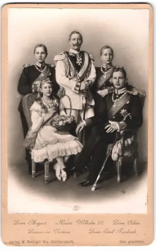Fotografie W. Reiniger Ww., Görbersdorf, Kaiserlich preussische Familie, Wilhelm II. im Kürass, mit Söhnen und Tochter