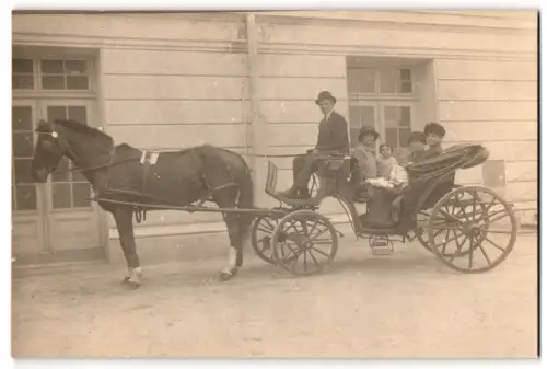 Fotografie Familie mit ihrer Pferdekutsche bereit zum Ausflug, Vater als Kutscher