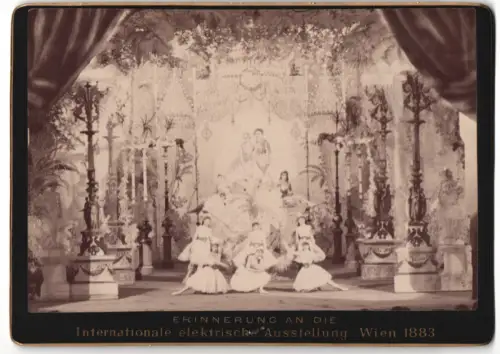 Fotografie Eisenschiml & Wachtl, Wien, Internationale Elektrische Ausstellung Wien 1883, Showrevue mit Tänzerinnen