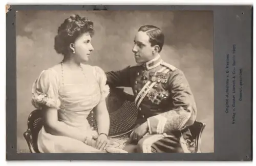 Fotografie B. Resines, Berlin, König Alfons XIII. von Spanien in Uniform mit Prinzessin Victoria Eugenie v. Battenberg