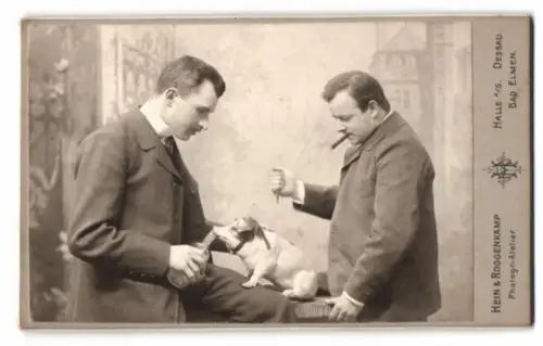 Fotografie Hein & Roggenkamp, Halle / Saale, zwei Männer betäuben Schweine Figur mit Alkohol und wollen es Abstechen