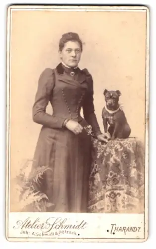 Fotografie A. Schmidt, Tharandt, junge Frau mit ihrem Hund auf einem Tisch