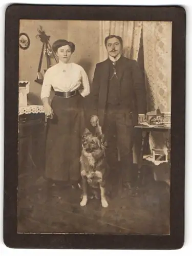 Fotografie Ehepaar mit ihrem Spitz Hund im Wohnzimmer