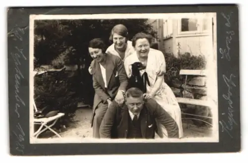 Fotografie Vater posiert mit Hund und Familie auf seinem Rücken, Kipsdorf 1925
